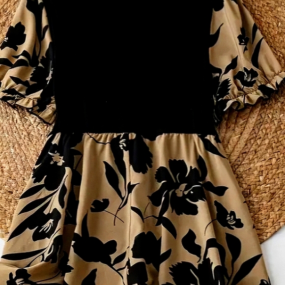 Black & Beige Top - Picture 2 of 7